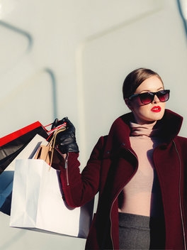 Mulher com sacos de compras