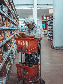 Personne âgée qui fait les courses