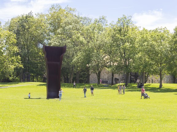 Chillida-Leku-Garten mit der Skulptur „Buscando la Luz“ von Eduardo Chillida