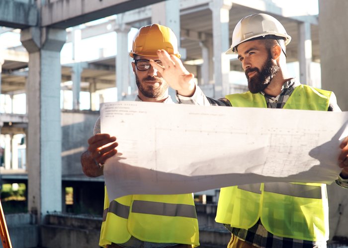 hommes dans le bâtiment