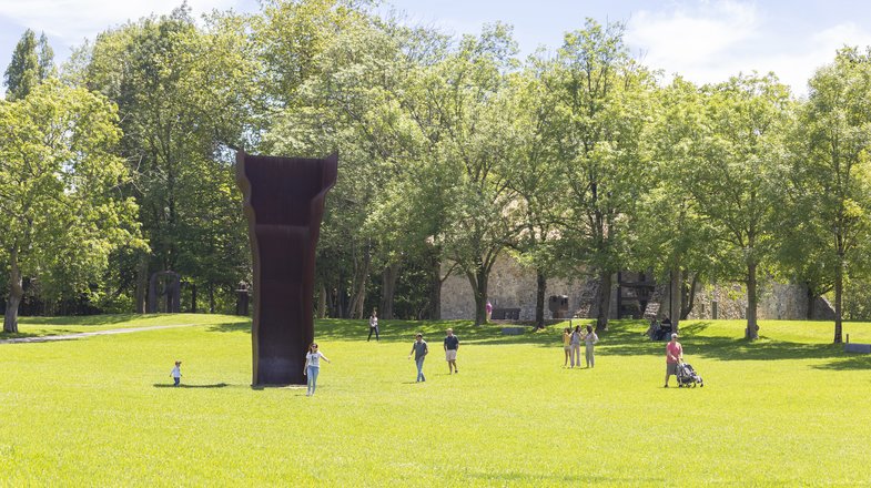 jardin de chillidaleku con la escultura buscando la luz de Eduardo Chillida